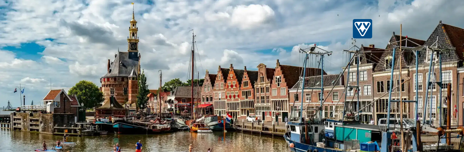 Hoorn hoofdtoren met kade, boot en suppers